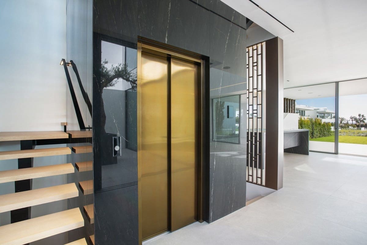 4 sypialnia Willa na sprzedaż w Marbella z basenem garażem - 7 500 000 € (Ref: 8032926)