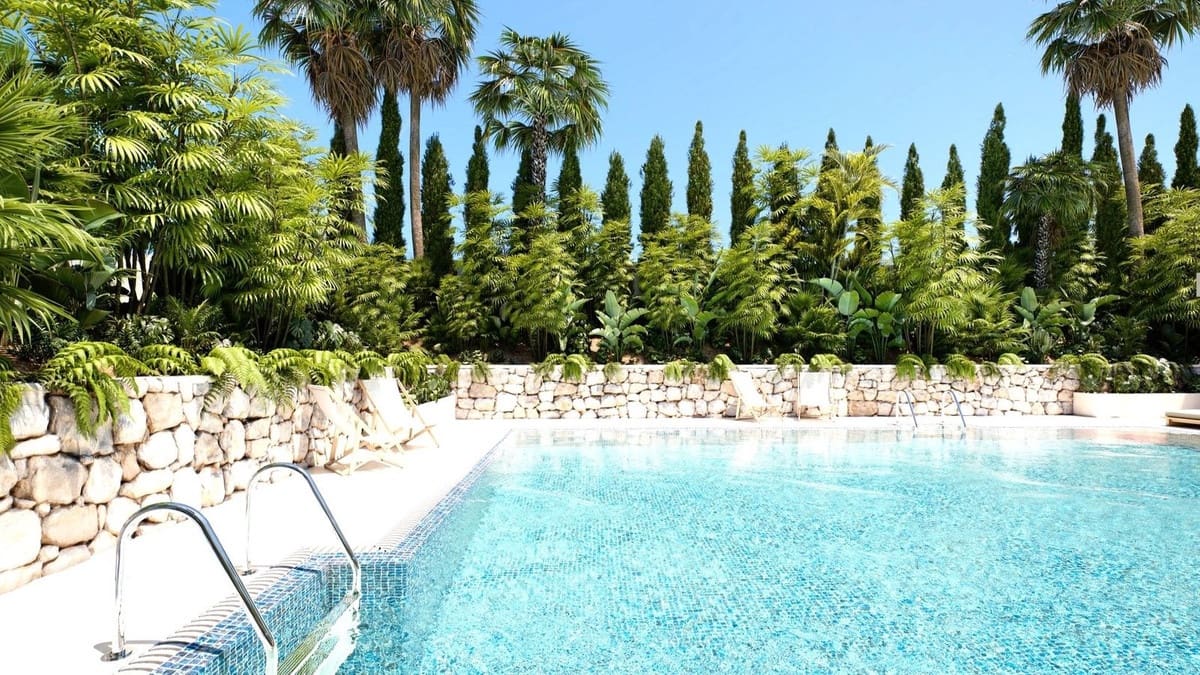 3 bedroom Apartment for sale in Estepona with pool garage - € 580,000 (Ref: 8598100)