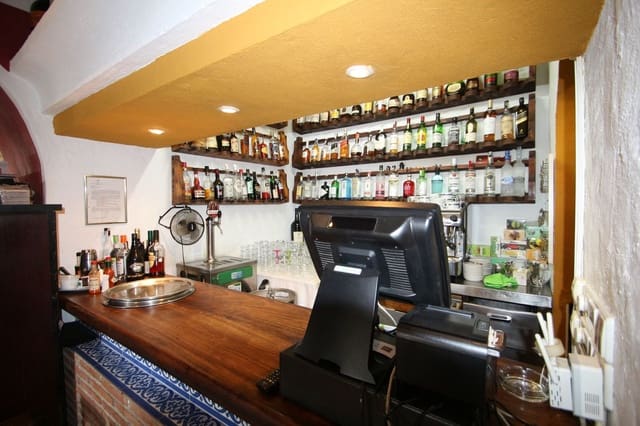2 soverom Restaurant/Bar til salgs i El Paraiso, Estepona med garasje - € 1 600 000 (Ref: 8803131)