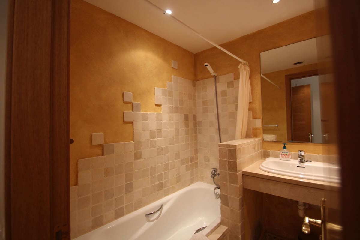 Apartamento de 2 habitaciones en Marbella en venta con piscina garaje - 299.000 € (Ref: 9184514)