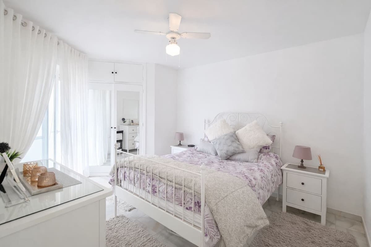 2 bedroom Apartment for sale in Fuengirola with pool - € 265,000 (Ref: 9552595)