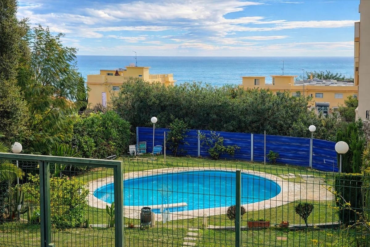 2 bedroom Apartment for sale in Fuengirola with pool - € 265,000 (Ref: 9552595)