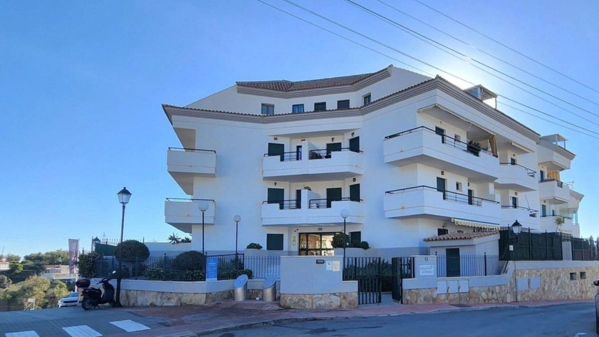 2 bedroom Apartment for sale in Fuengirola with pool garage - € 356,000 (Ref: 9614195)