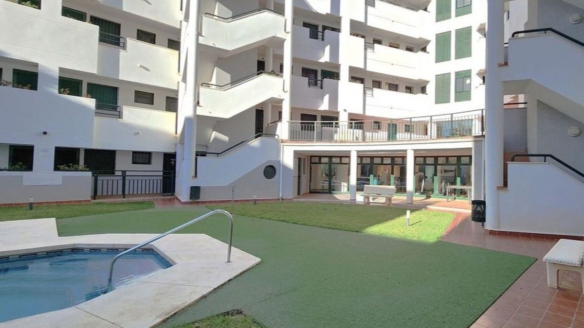 Apartamento de 2 habitaciones en Fuengirola en venta con piscina garaje - 356.000 € (Ref: 9614195)