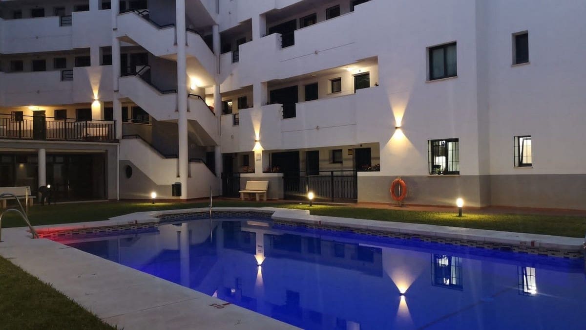 Apartamento de 2 habitaciones en Fuengirola en venta con piscina garaje - 356.000 € (Ref: 9614195)