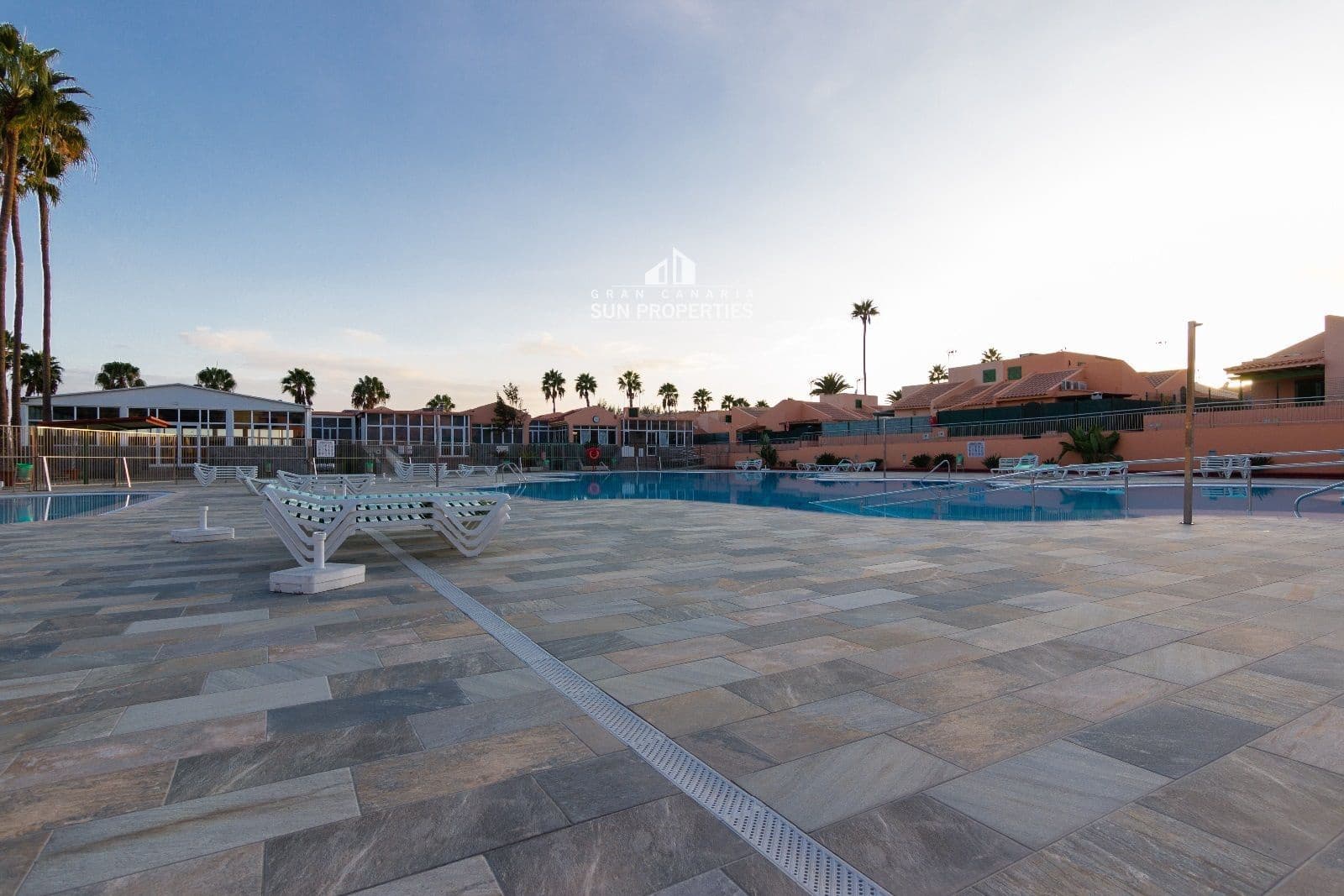 1 quarto Bungalow para arrendar em Sonneland com piscina - 1 000 € (Ref: 6340331)