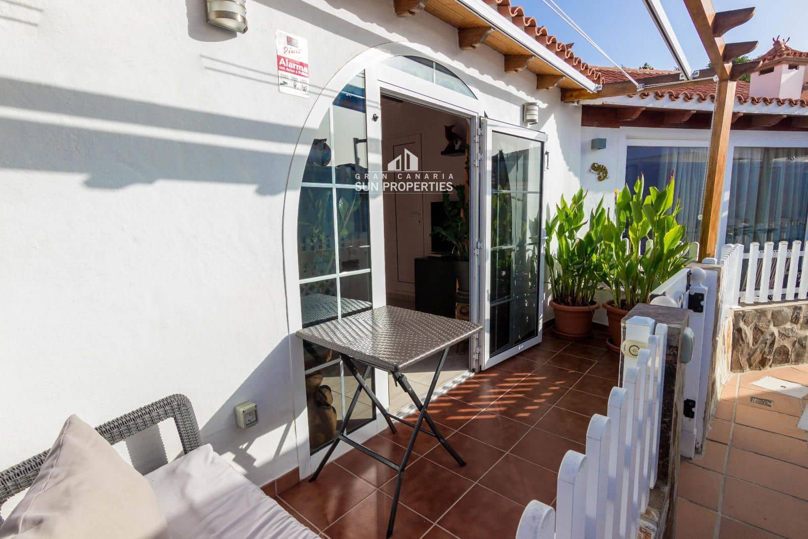 2 bedroom Bungalow for rent in San Bartolome de Tirajana with pool - € 1,200 (Ref: 8611889)