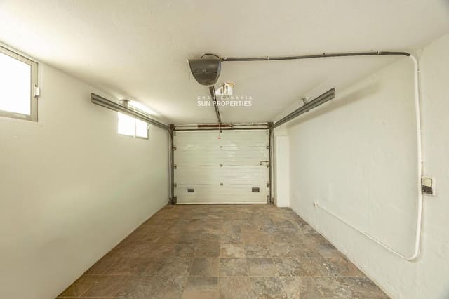 4 bedroom Townhouse for sale in San Bartolomé de Tirajana with garage - € 660,000 (Ref: 9382048)