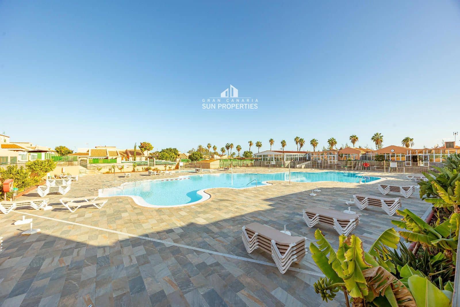 2 soverom Bungalow til leie i Sonneland med svømmebasseng - € 1 100 (Ref: 9659686)