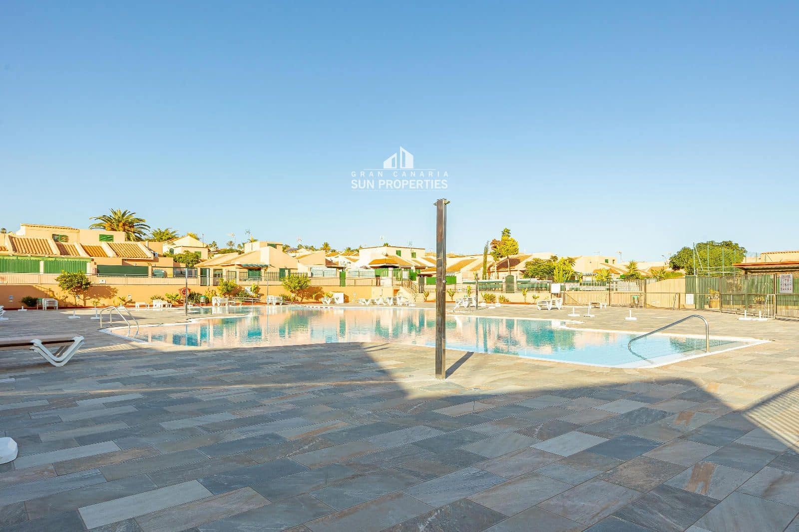 2 soverom Bungalow til leie i Sonneland med svømmebasseng - € 1 100 (Ref: 9659686)