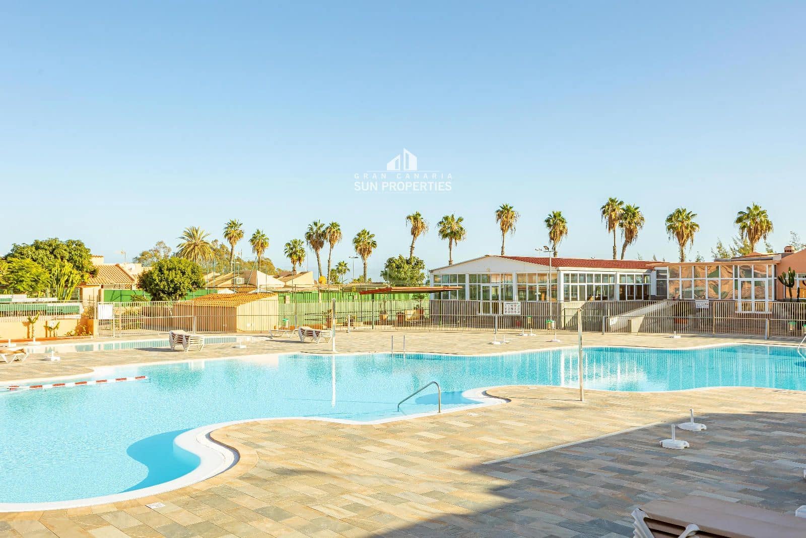 2 soverom Bungalow til leie i Sonneland med svømmebasseng - € 1 100 (Ref: 9659686)