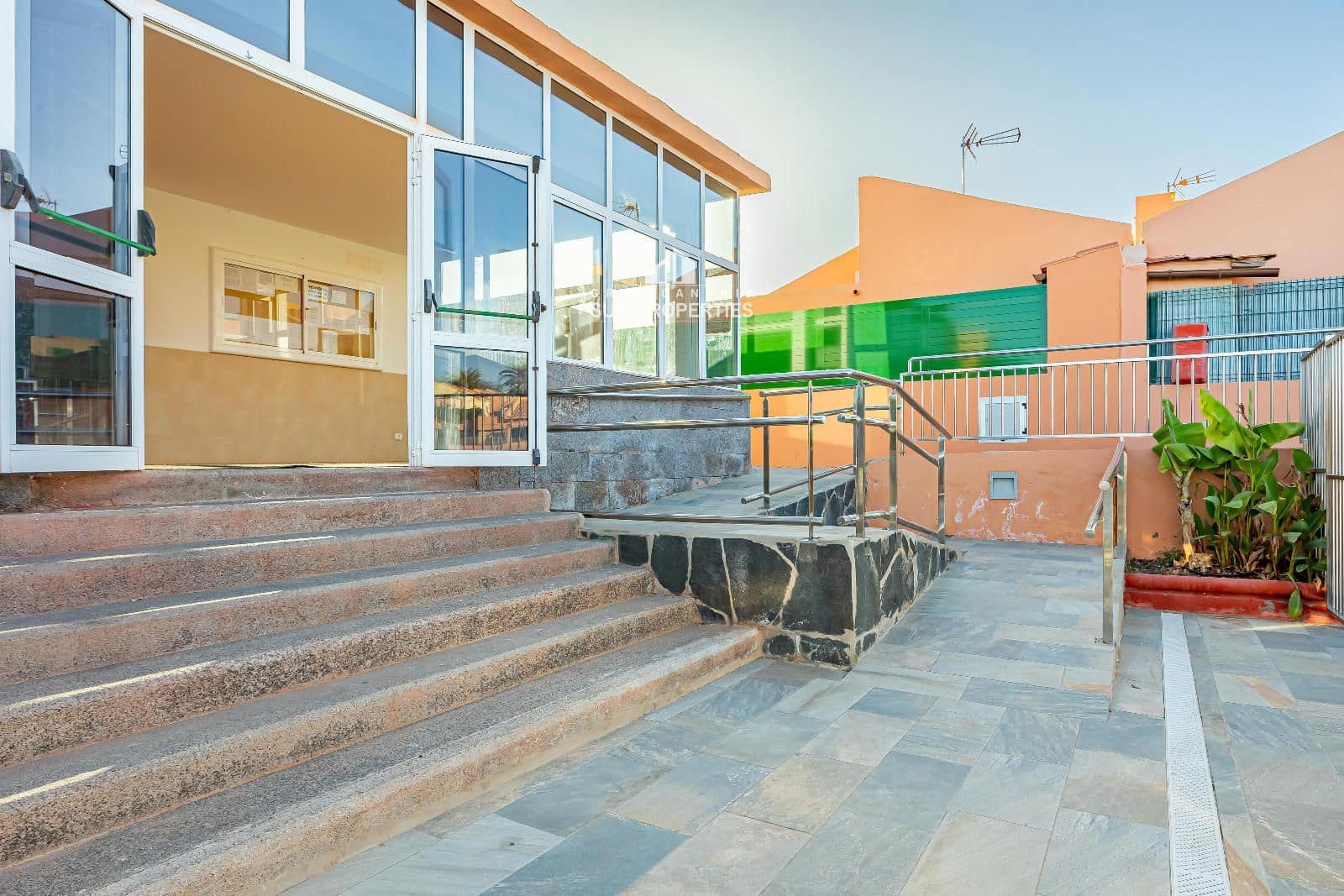 2 soverom Bungalow til leie i Sonneland med svømmebasseng - € 1 100 (Ref: 9659686)