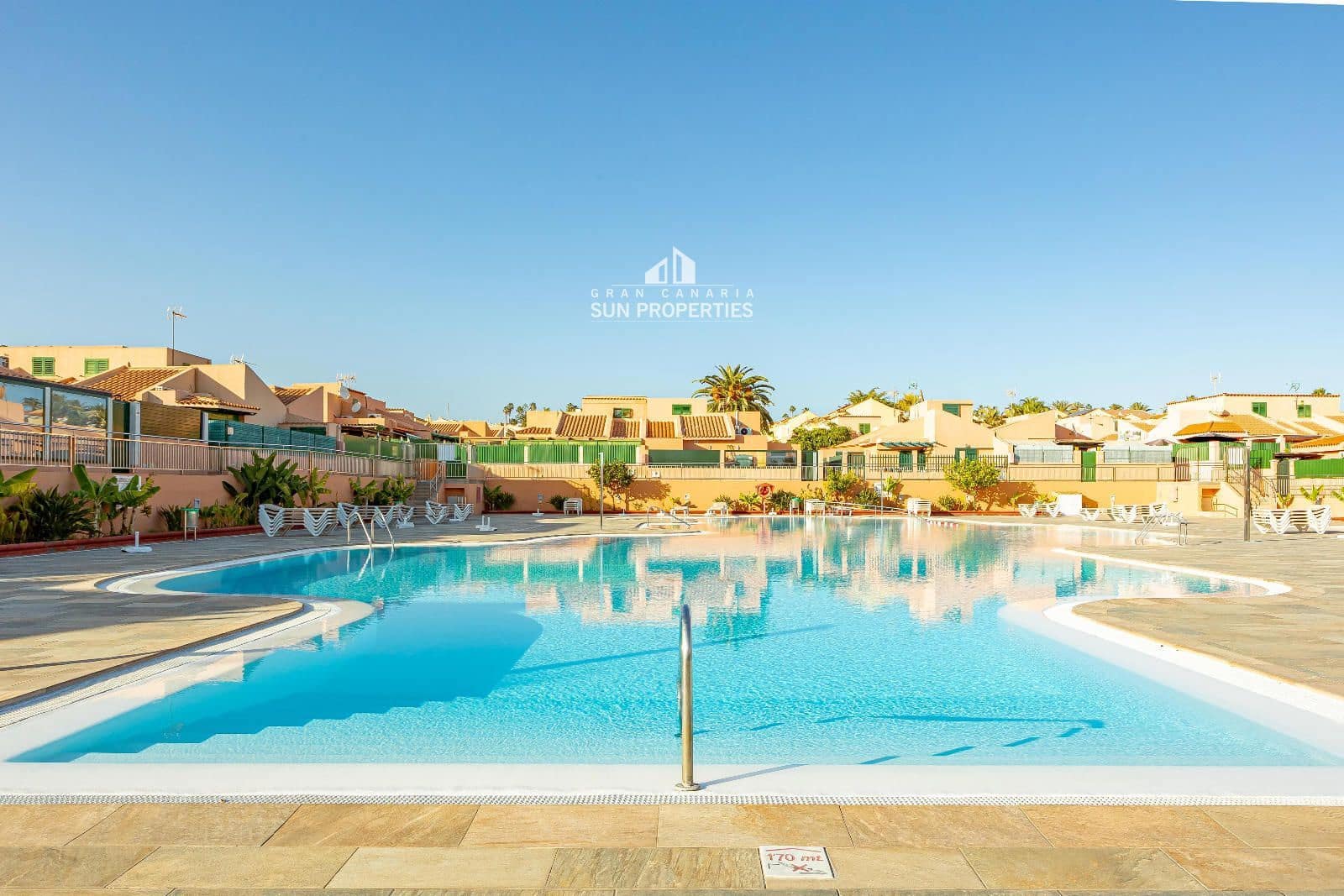 2 soverom Bungalow til leie i Sonneland med svømmebasseng - € 1 100 (Ref: 9659686)