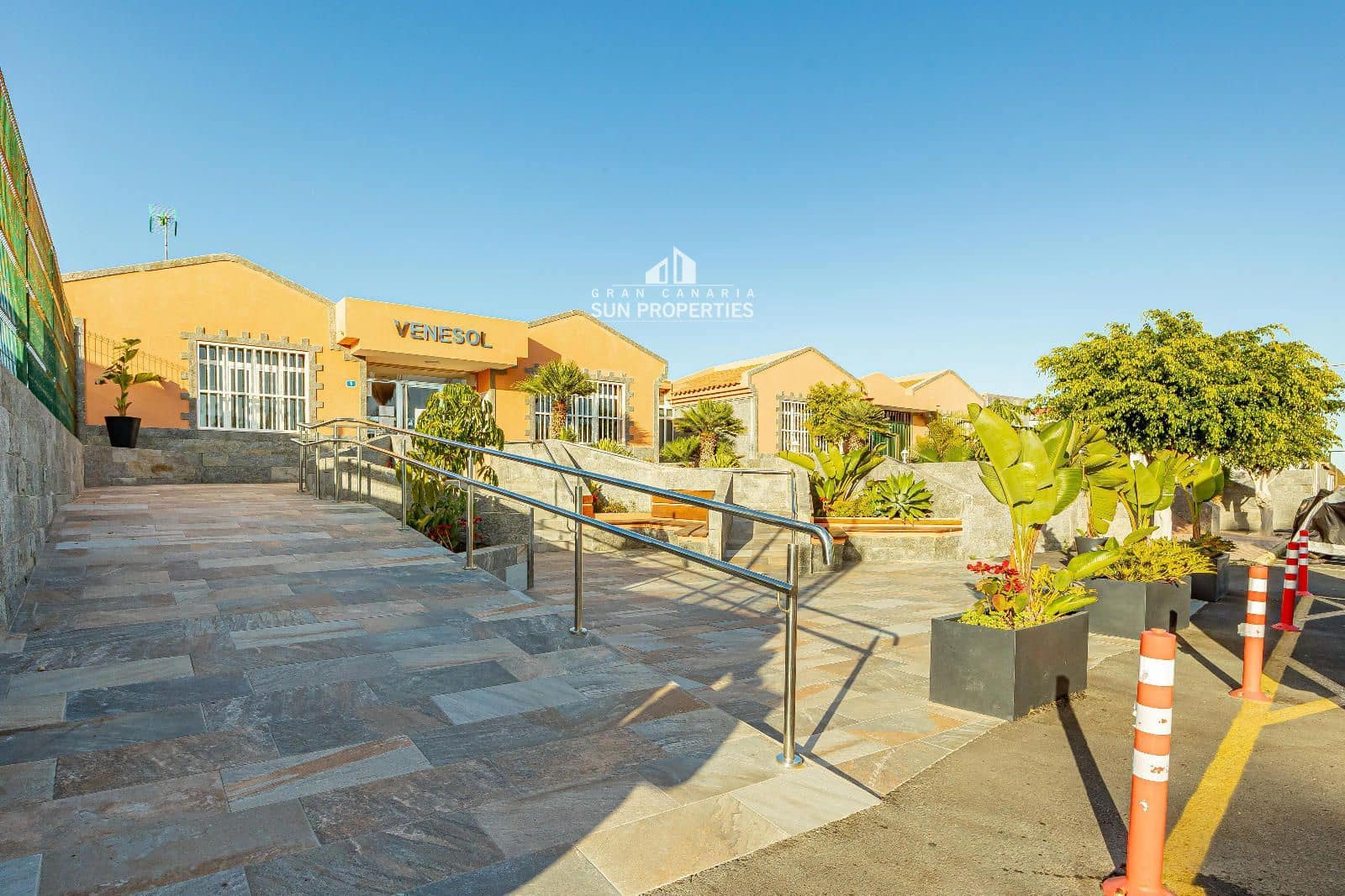 2 soverom Bungalow til leie i Sonneland med svømmebasseng - € 1 100 (Ref: 9659686)