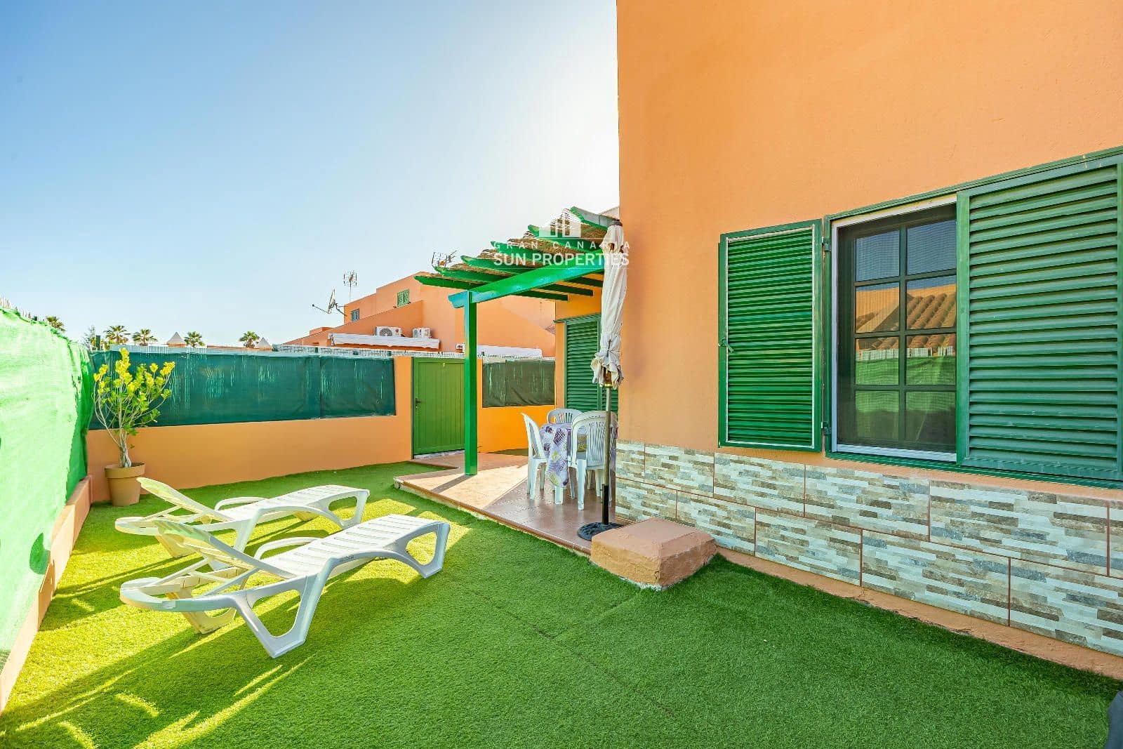 2 soverom Bungalow til leie i Sonneland med svømmebasseng - € 1 100 (Ref: 9659686)