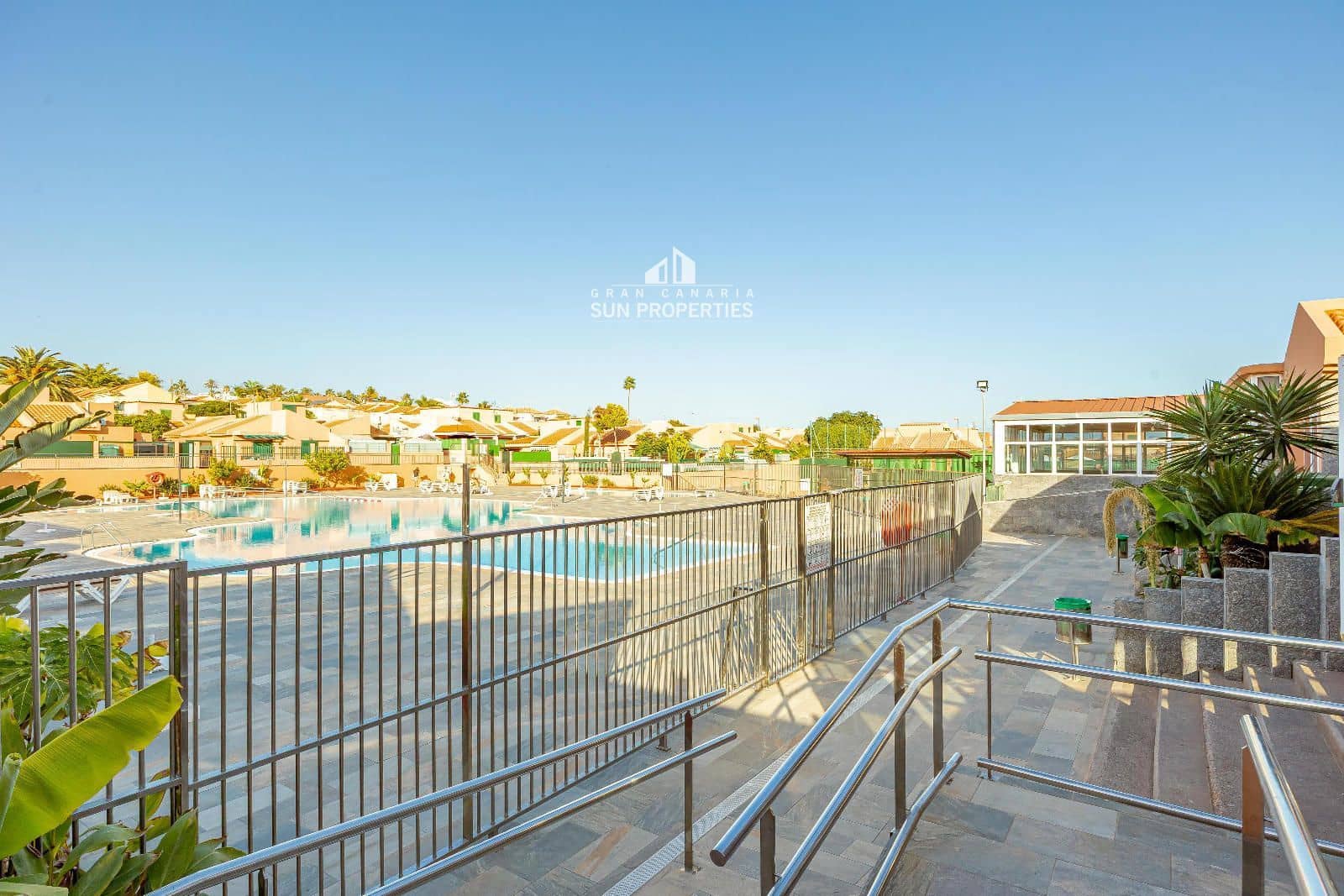 2 soverom Bungalow til leie i Sonneland med svømmebasseng - € 1 100 (Ref: 9659686)