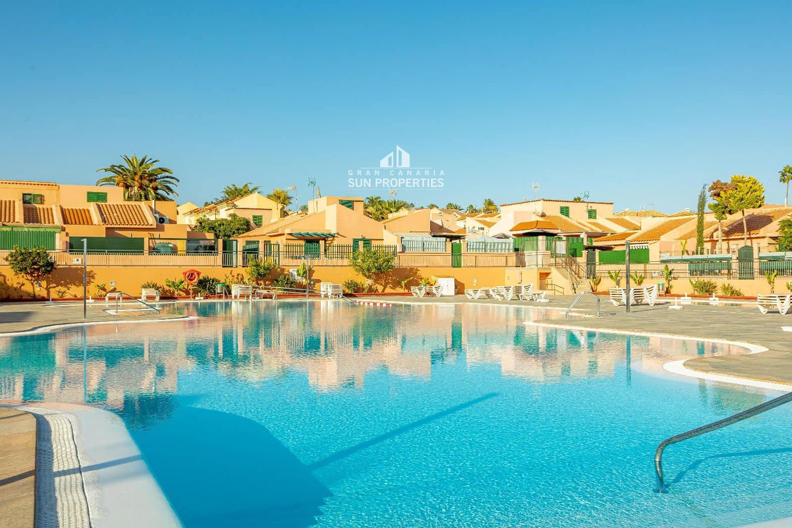 2 soverom Bungalow til leie i Sonneland med svømmebasseng - € 1 100 (Ref: 9659686)