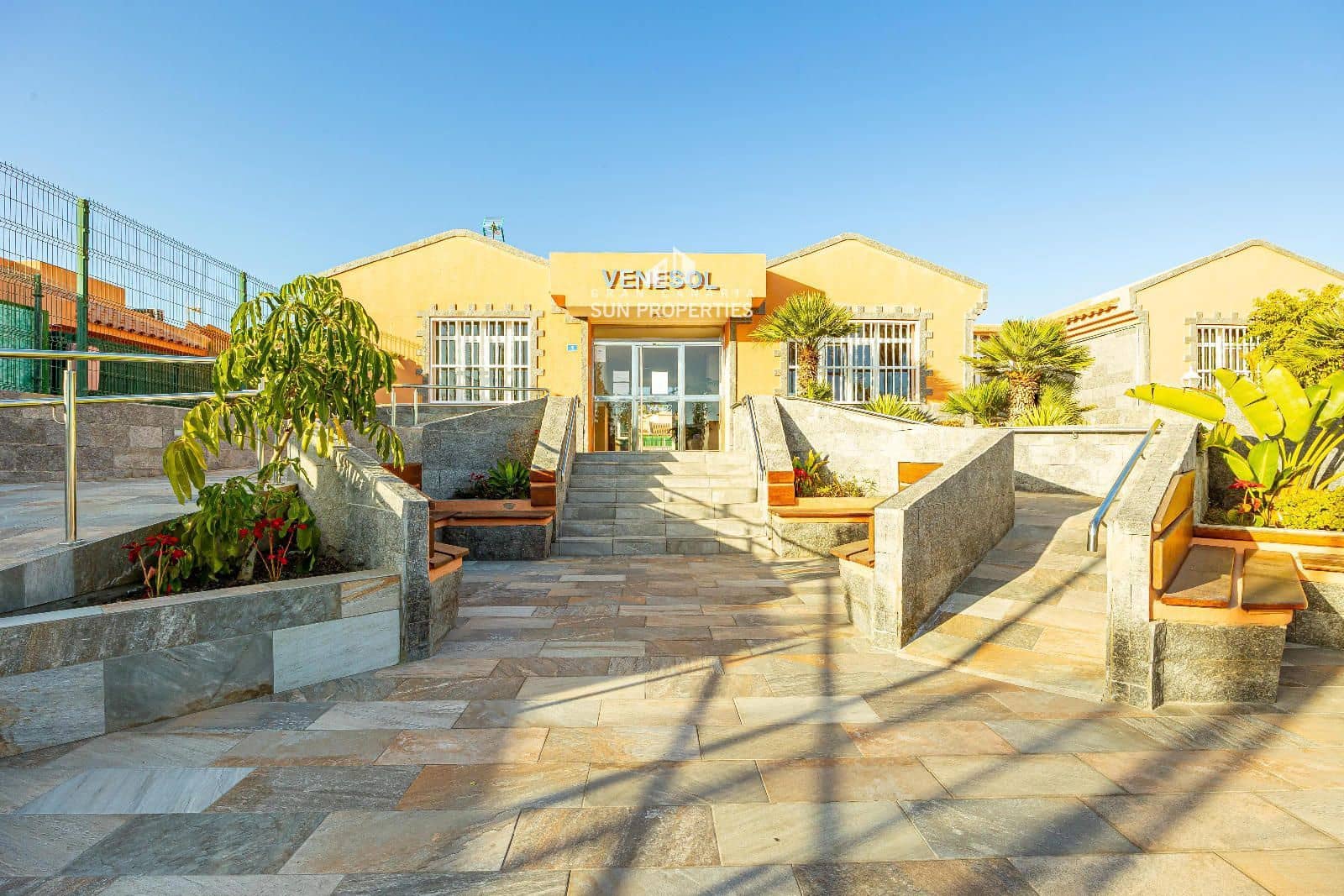 2 soverom Bungalow til leie i Sonneland med svømmebasseng - € 1 100 (Ref: 9659686)