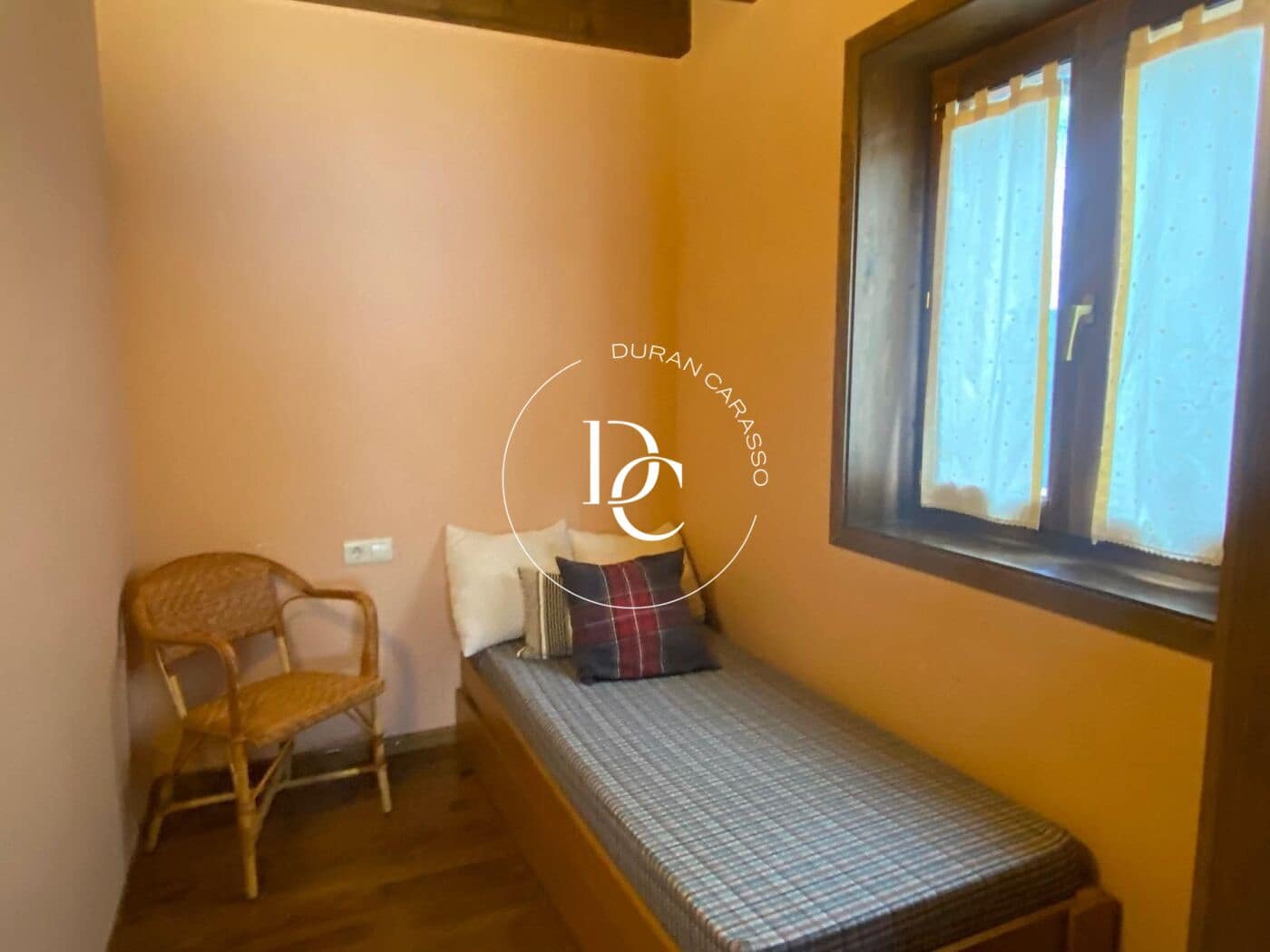 3 bedroom Terraced Villa for rent in Alp with garage - € 1,200 (Ref: 10147074)