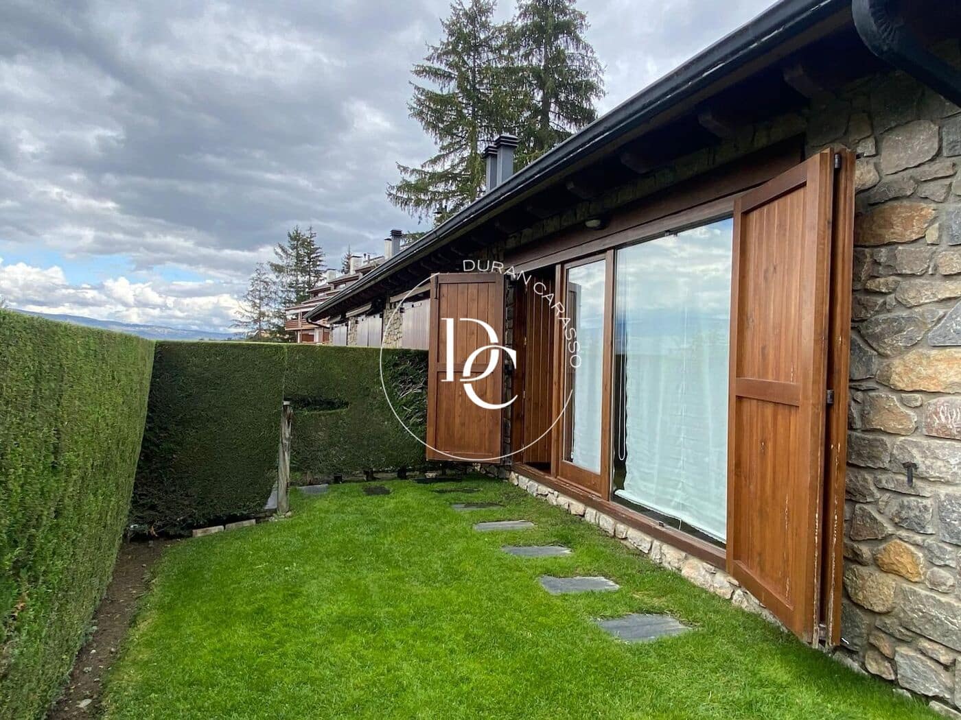 3 bedroom Terraced Villa for rent in Alp with garage - € 1,200 (Ref: 10147074)