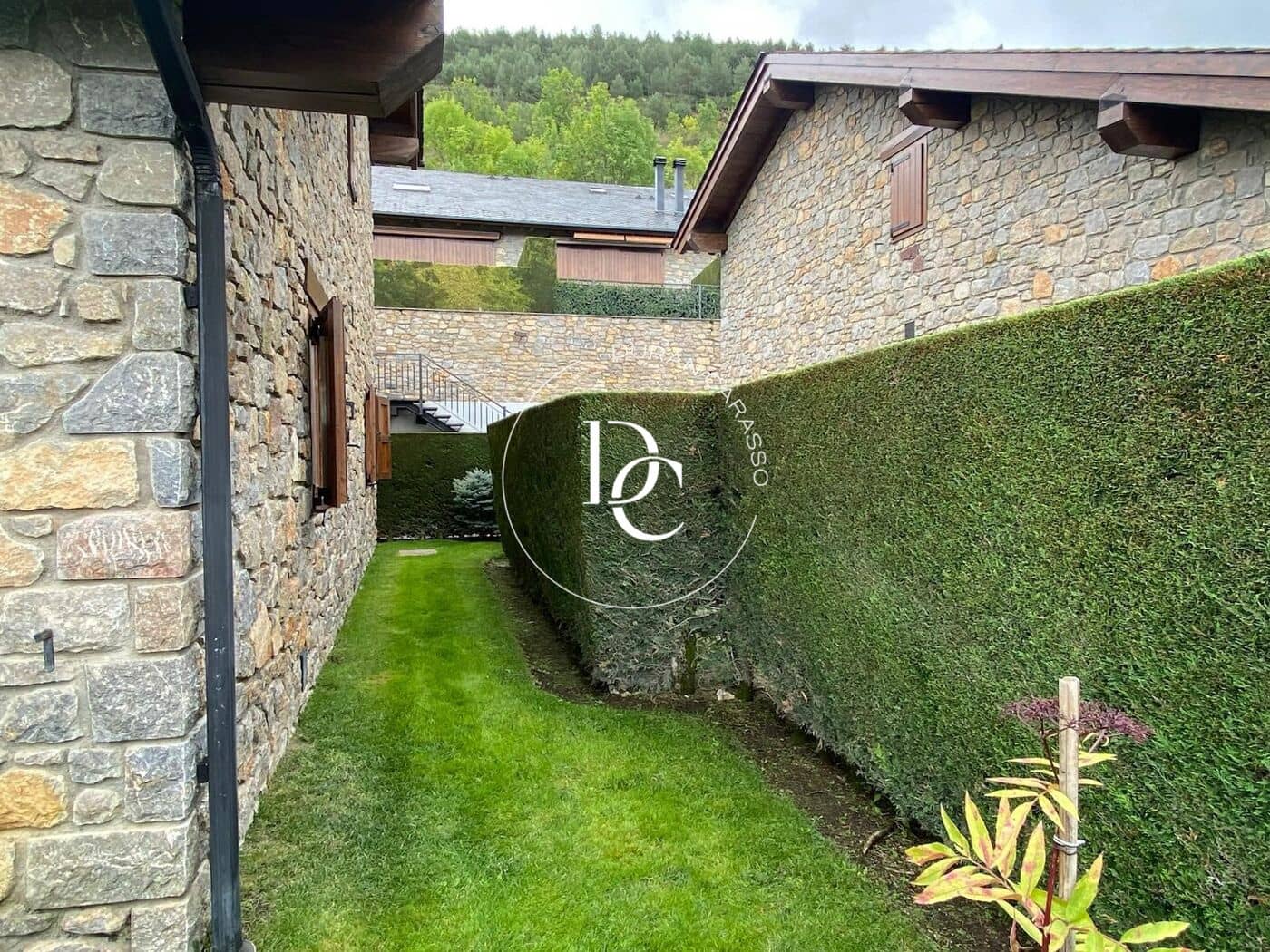 3 bedroom Terraced Villa for rent in Alp with garage - € 1,200 (Ref: 10147074)