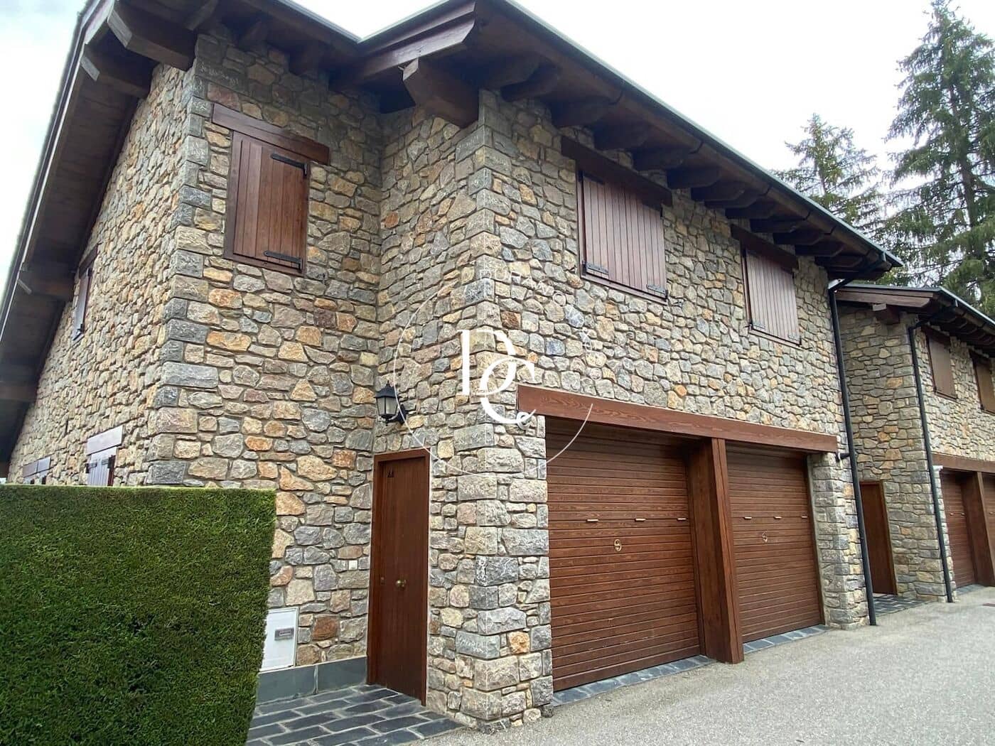 3 bedroom Terraced Villa for rent in Alp with garage - € 1,200 (Ref: 10147074)