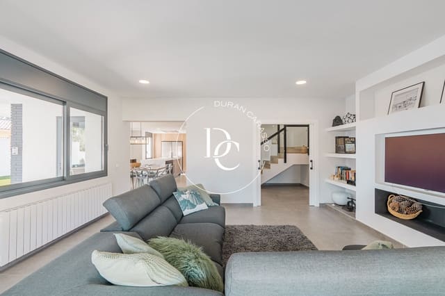 5 bedroom Villa for sale in El Vendrell - € 745,000 (Ref: 8296237)