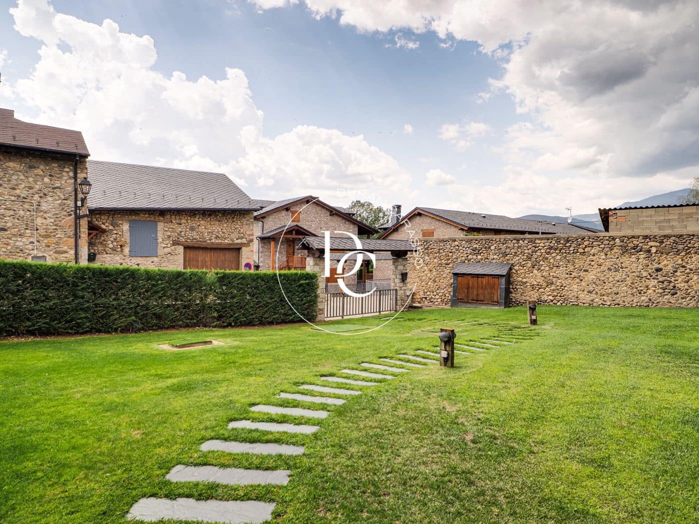 4 camera da letto Villetta Bifamiliare da affittare in Das con piscina garage - 1.600 € (Rif: 8536826)