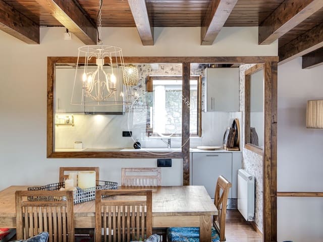 4 sovrum Semi-fristående Villa att hyra i Das med pool garage - 1 600 € (Ref: 8536826)