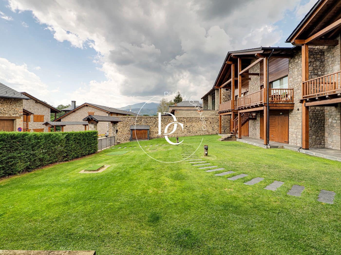 4 camera da letto Villetta Bifamiliare da affittare in Das con piscina garage - 1.600 € (Rif: 8536826)