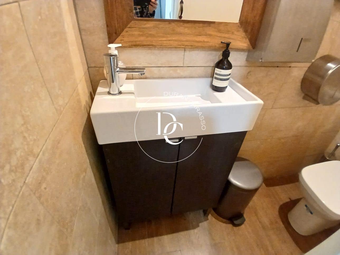 Erhverv til salg i Barcelona by - € 290.000 (Ref: 8954647)