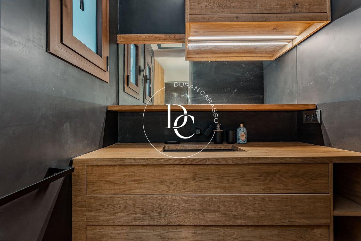 3 bedroom Apartment for sale in Barcelona city - € 985,000 (Ref: 9095375)