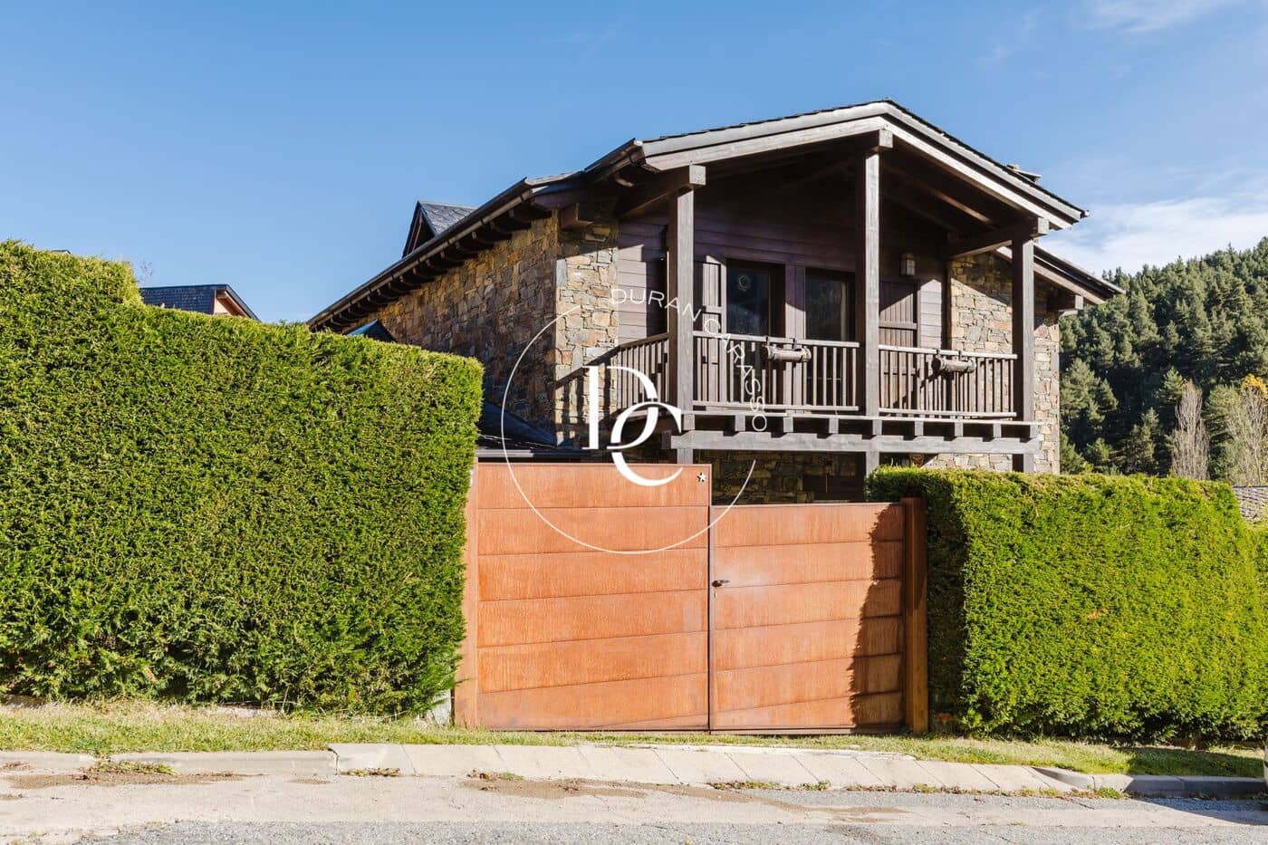 4 bedroom Villa for sale in Alp - € 520,000 (Ref: 9427402)