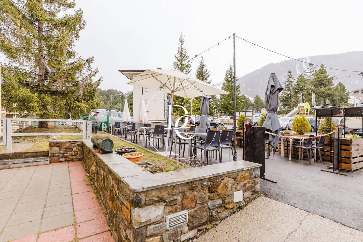 Commercial for sale in Alp - € 360,000 (Ref: 9679968)