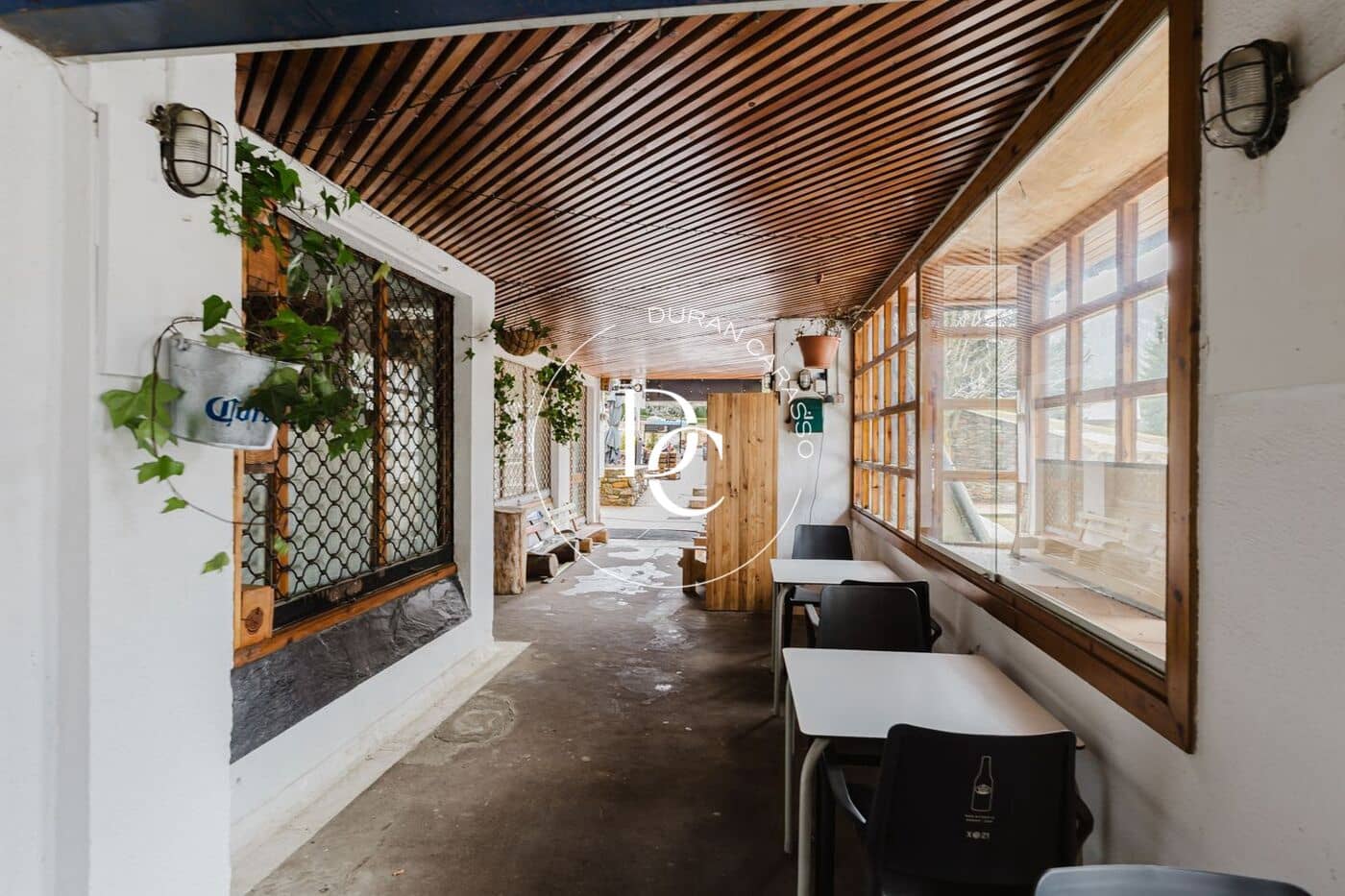 Commercial for sale in Alp - € 360,000 (Ref: 9679968)