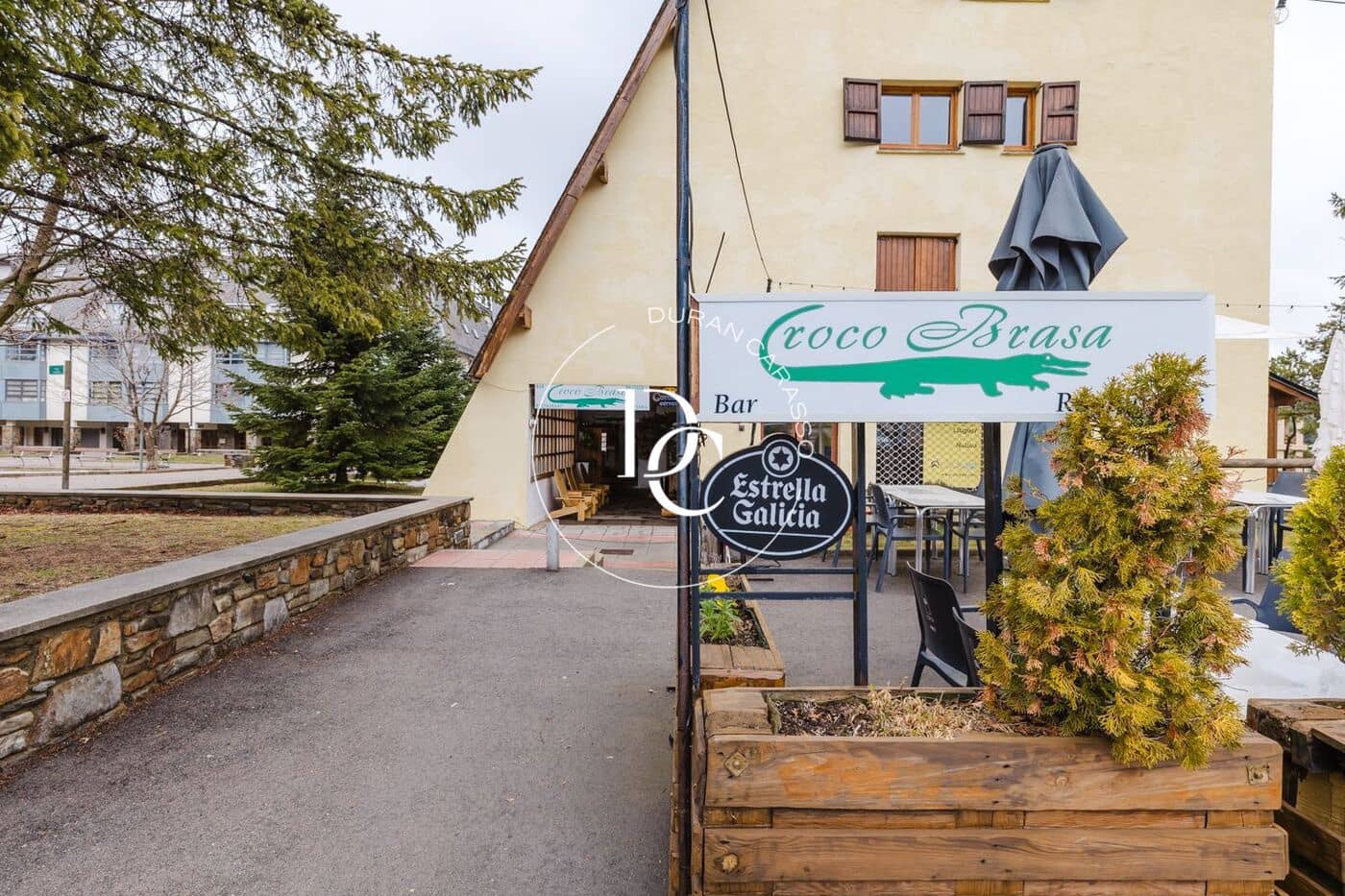 Commercial for sale in Alp - € 360,000 (Ref: 9679968)