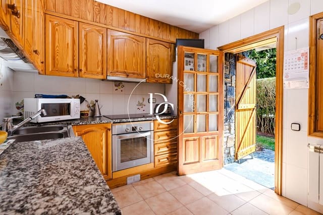 5 bedroom Villa for sale in Llívia - € 990,000 (Ref: 9695477)