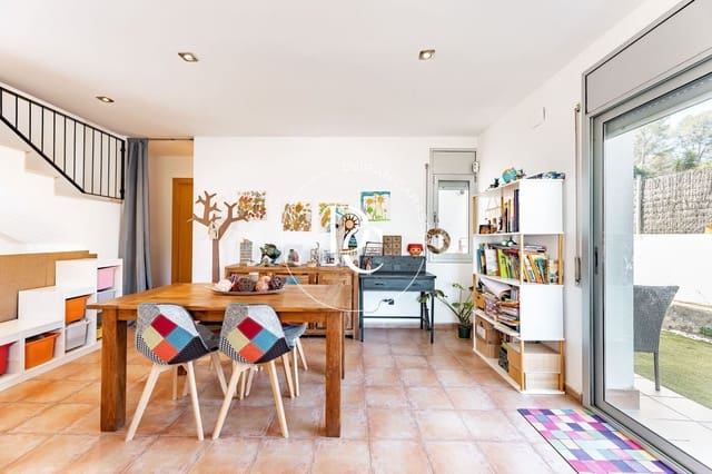 5 bedroom Villa for sale in Canyelles - € 468,000 (Ref: 9896880)