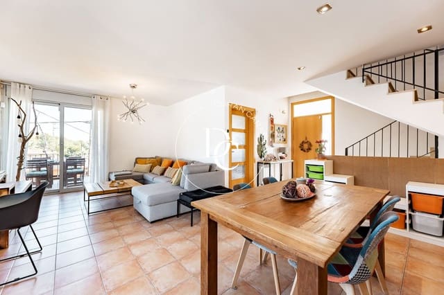 5 bedroom Villa for sale in Canyelles - € 468,000 (Ref: 9896880)