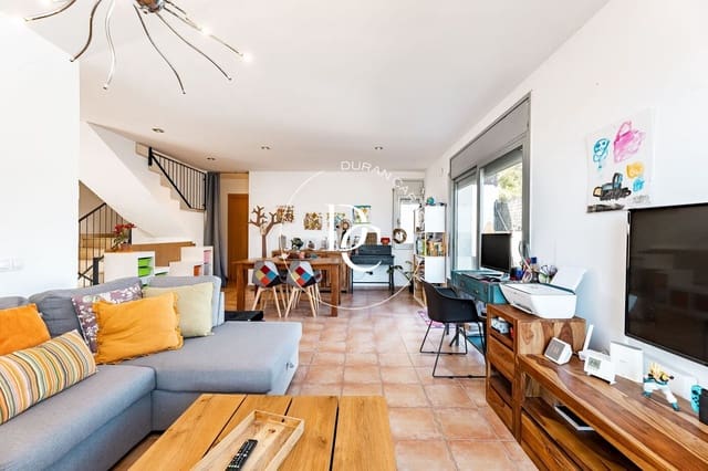 5 bedroom Villa for sale in Canyelles - € 468,000 (Ref: 9896880)
