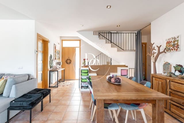 5 bedroom Villa for sale in Canyelles - € 468,000 (Ref: 9896880)