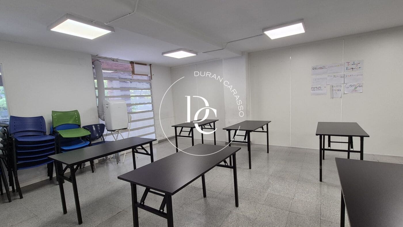 Commercial for sale in Barcelona city - € 680,000 (Ref: 9899411)