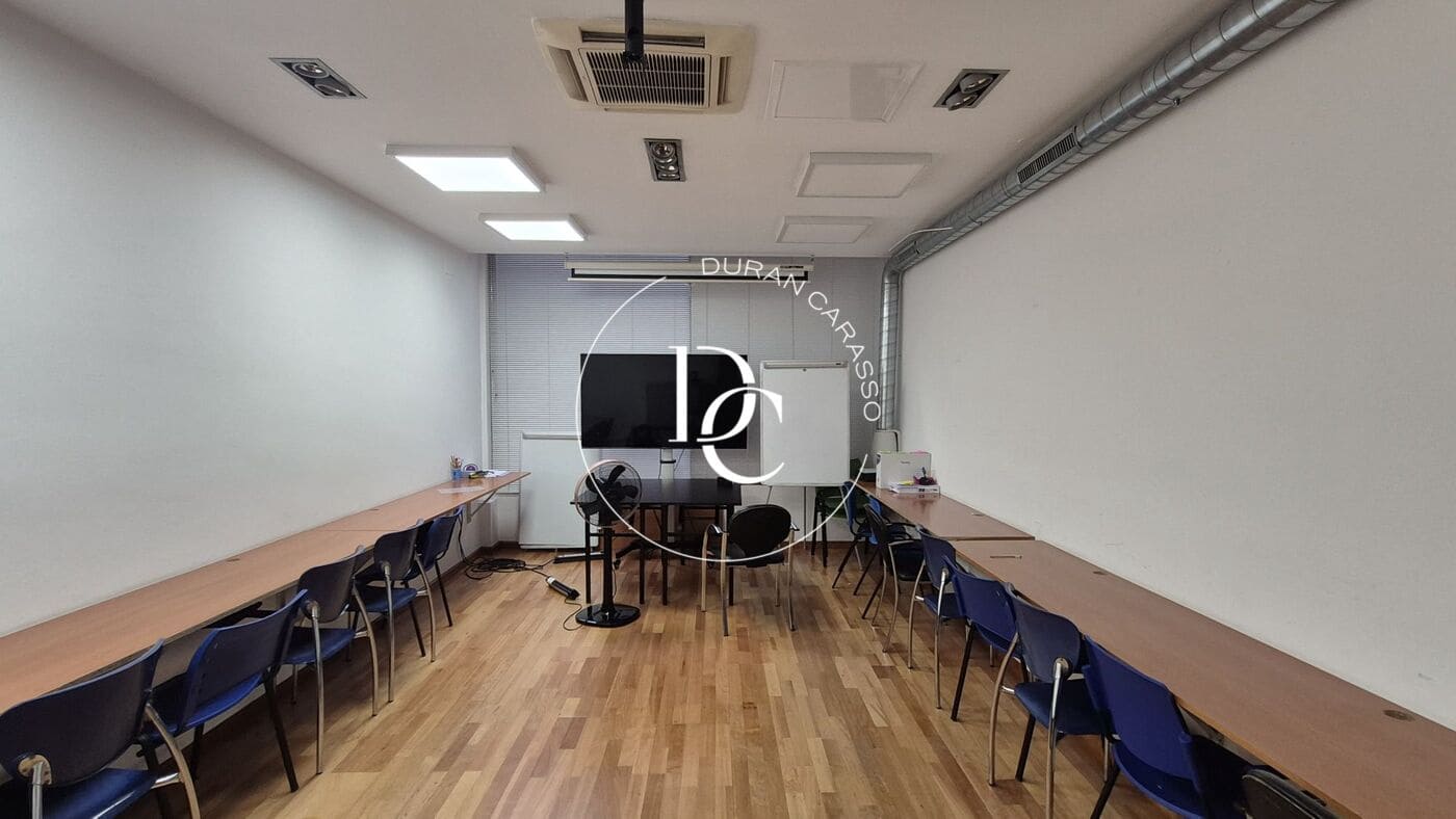 Commercial for sale in Barcelona city - € 680,000 (Ref: 9899411)