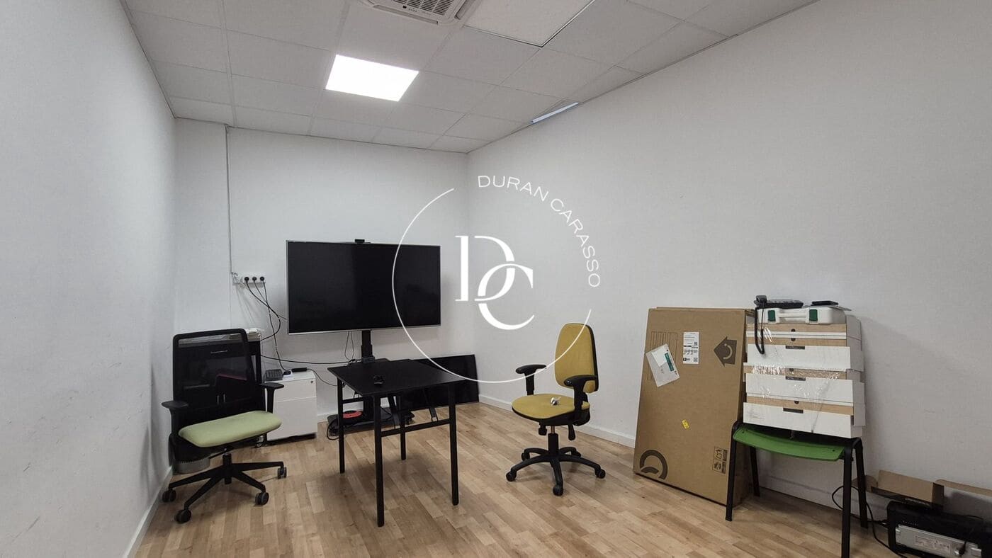 Commercial for sale in Barcelona city - € 680,000 (Ref: 9899411)