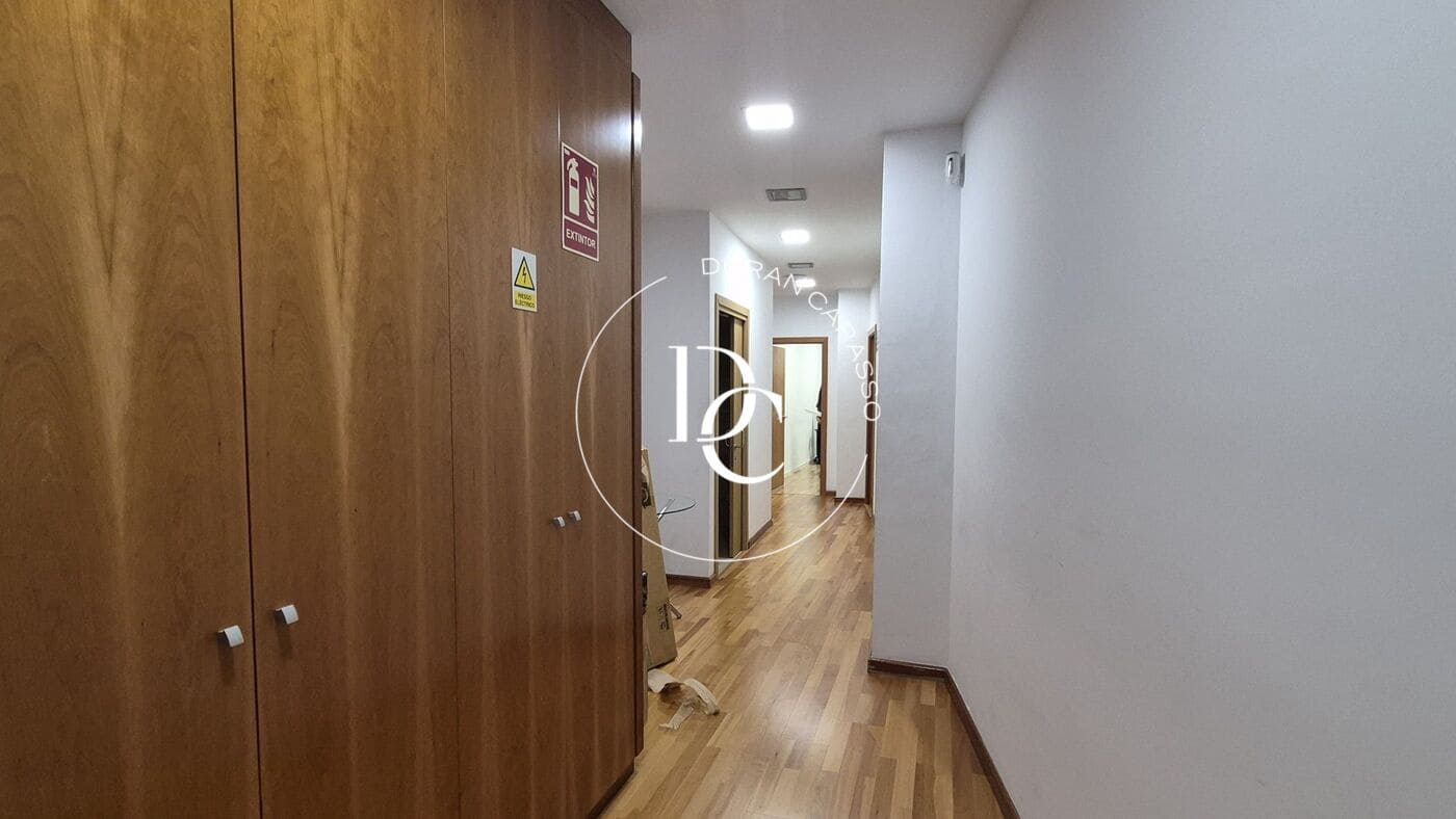 Commercial for sale in Barcelona city - € 680,000 (Ref: 9899411)