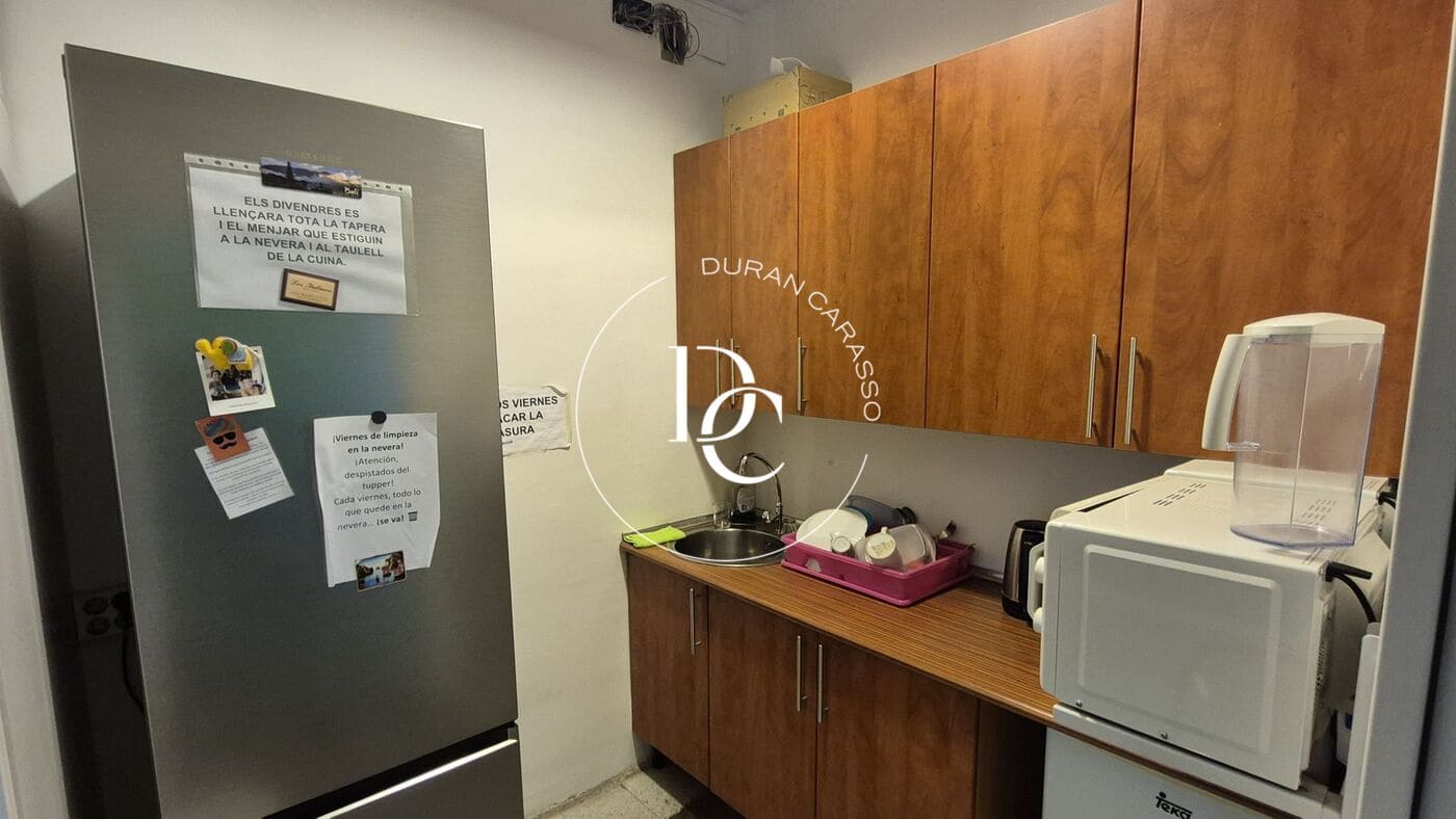 Commercial for sale in Barcelona city - € 680,000 (Ref: 9899411)