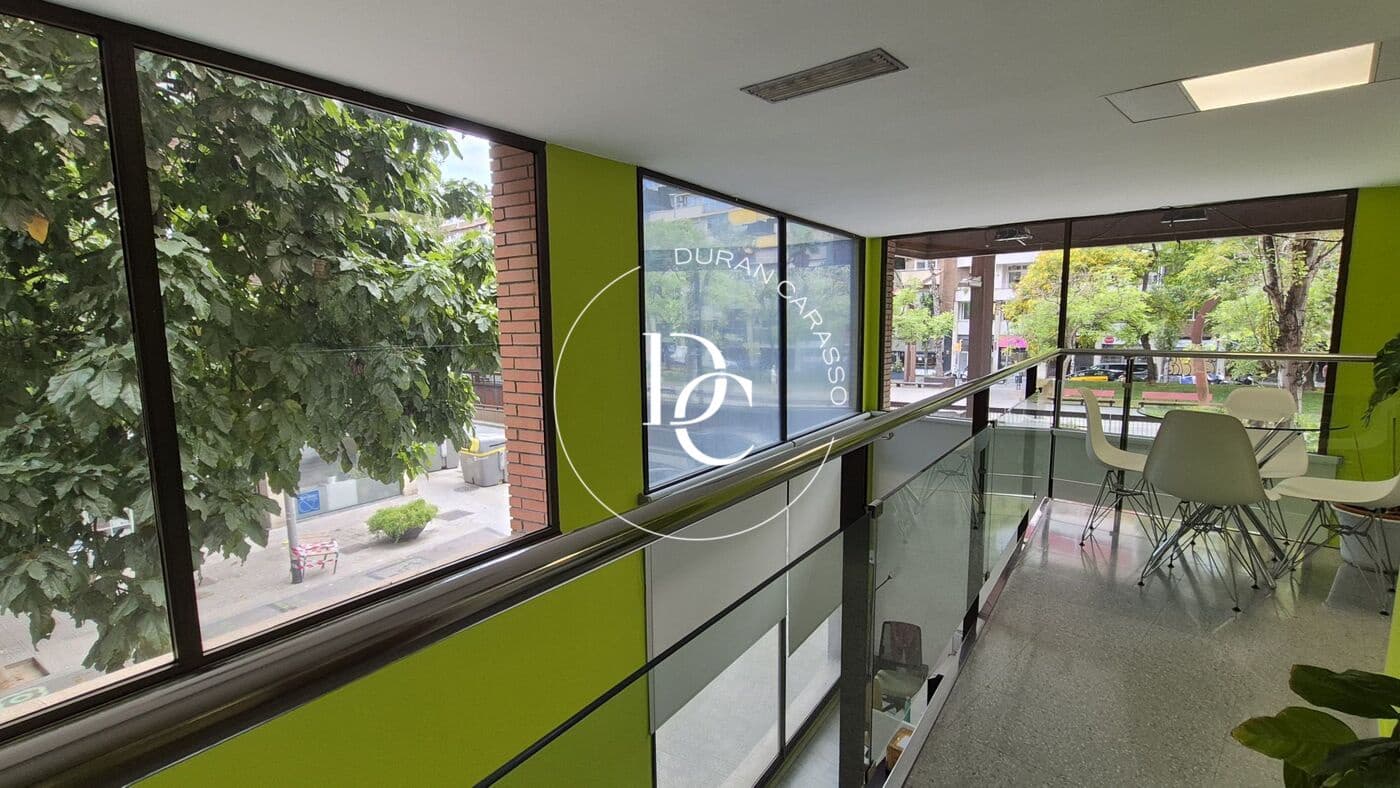 Commercial for sale in Barcelona city - € 680,000 (Ref: 9899411)