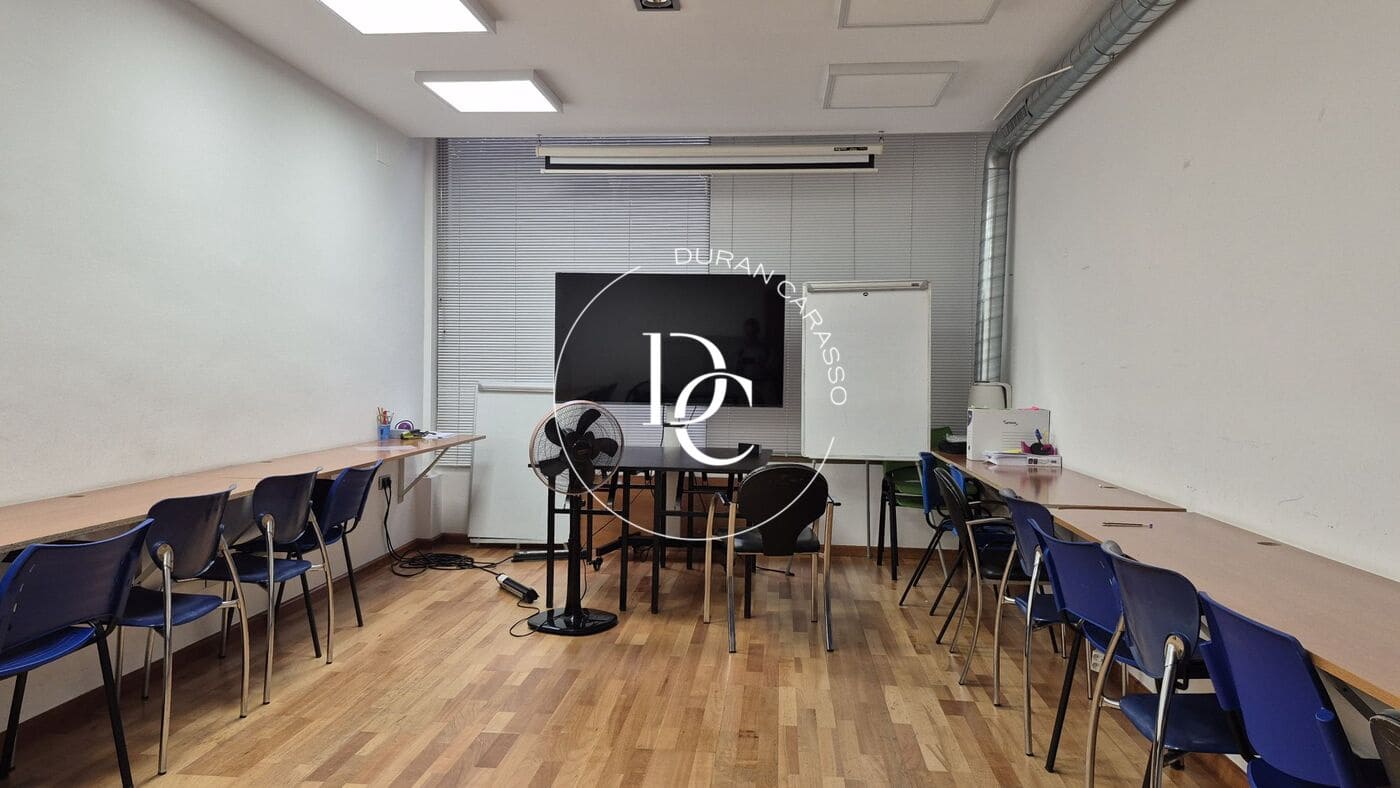 Commercial for sale in Barcelona city - € 680,000 (Ref: 9899411)