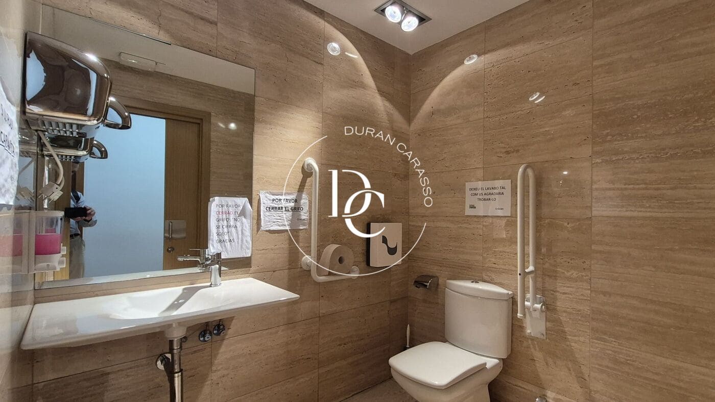 Commercial for sale in Barcelona city - € 680,000 (Ref: 9899411)