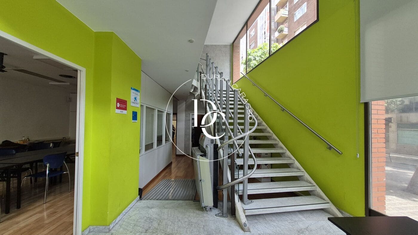 Commercial for sale in Barcelona city - € 680,000 (Ref: 9899411)